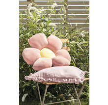 Dekorativa kuddar på en stol i trädgården.