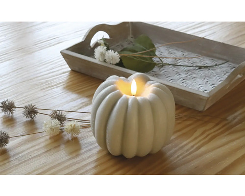 Dekoration med LED pumpa ljus och träfat