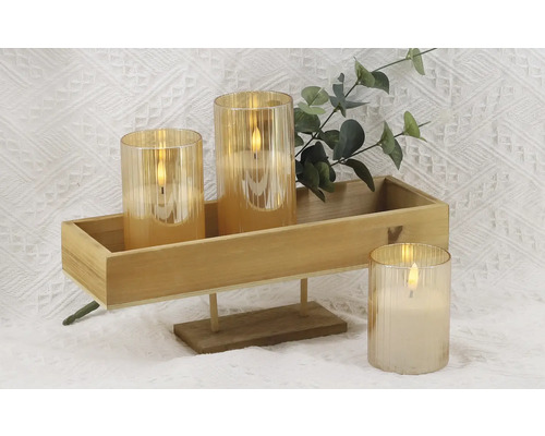 Dekorativa LED-ljus på en träbricka