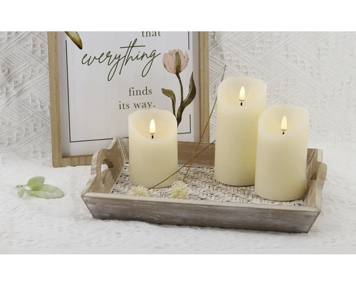 Dekorativa LED-ljus på en träbricka med en inramad väggdekoration