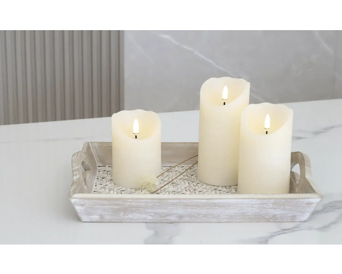 Dekorativa LED-ljus på en träbricka