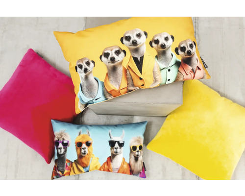 Flera dekorativa kuddar med djurtryck och olika färger