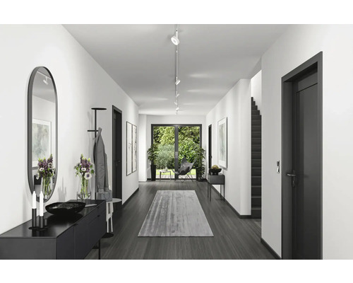 Hall med byrå, spegel, klädhängare och matta