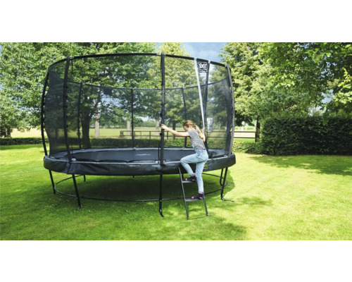 Trampolin med säkerhetsnät och stege i trädgården