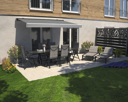 Terrass med markis, trädgårdsmöbler och insynsskydd