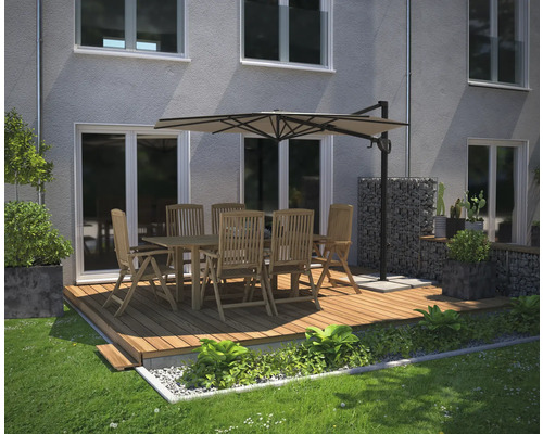 Terrass med trädäck, trädgårdsbord, stolar och parasoll framför husfasaden