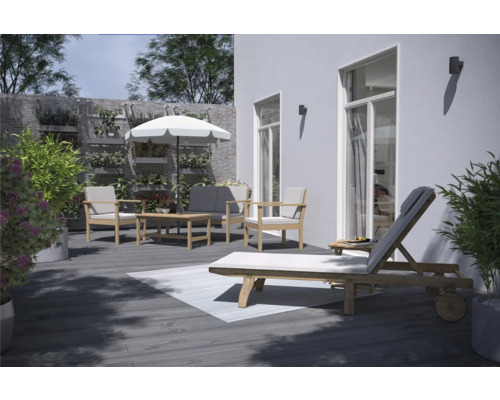 Uteplats med trädgårdsmöbler och parasoll på en terrass.