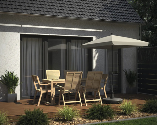 Trädgårdsscen med trädgårdsbord, trädgårdsstolar och parasoll på en träterrass