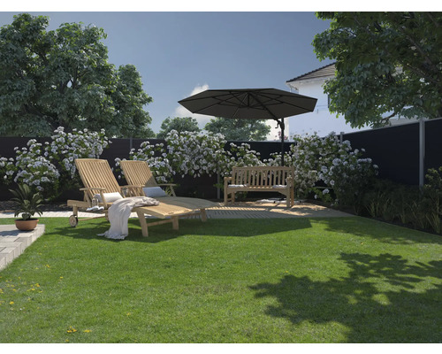 Trädgård med solstolar, bänk och parasoll på en gräsmatta