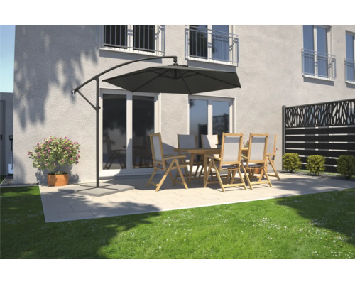 Terrass med hängparasoll, trädgårdsbord och trädgårdsstolar framför ett hus