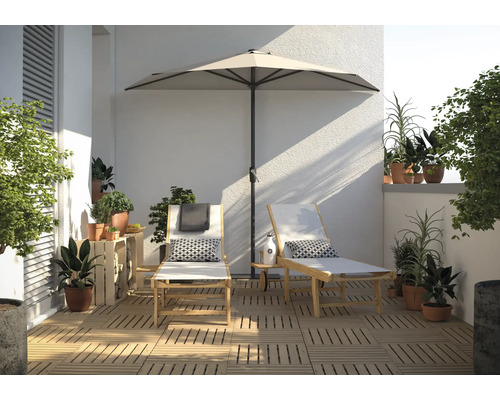 Terrass med parasoll, solstolar, växter och terrassplattor