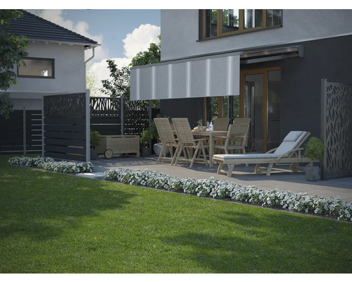 Terrass med markis, trädgårdsstaket, trädgårdsmöbler och solstol