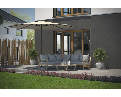 Uteplats med trädgårdsmöbler, parasoll och bambustaket