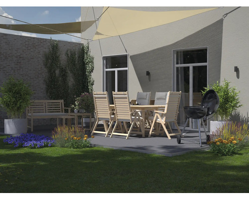 Utomhusområde med trädgårdsbord, stolar, grill och solsegel