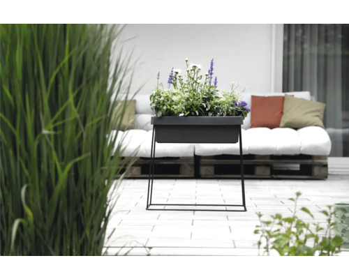 Blomlåda med stativ och växter utomhus