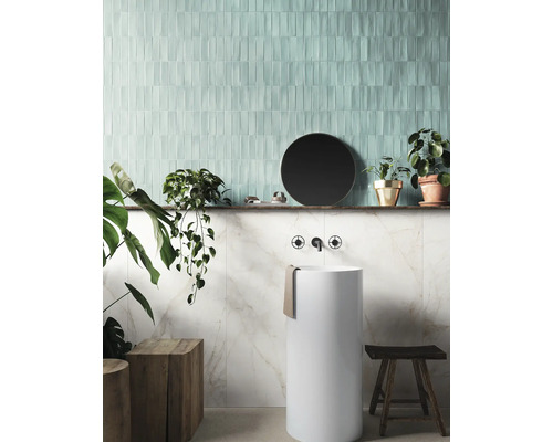 Badrum med stengodsplattor, bänkskiva och träpallar