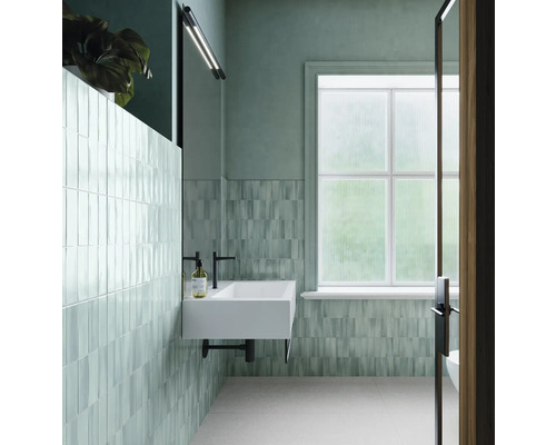 Badrum med handfat, kakel och fönster