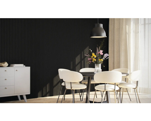 Matsal med svarta väggpaneler, matbord, stolar och skänk