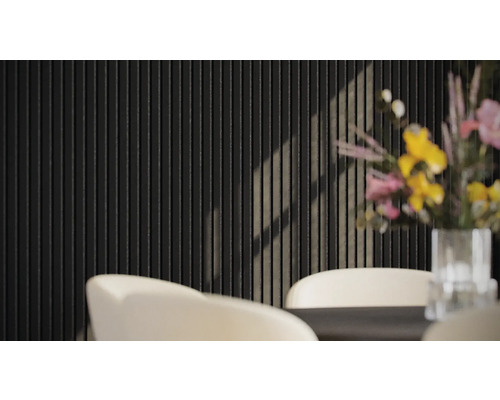 Dekorativ väggbeklädnad med vertikala ränder i matsalen
