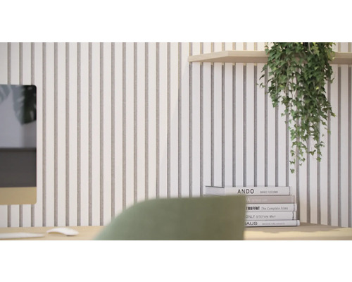 Scen med akustikpaneler på väggen, bokstapel och krukväxt