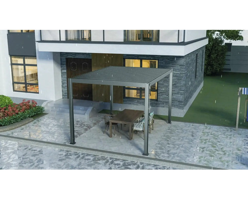 Pergola med bord och stolar framför ett hus