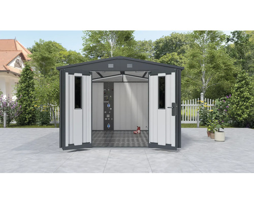 Metallträdgårdsskjul med öppna dubbeldörrar mot en bakgrund av trädgård och hus