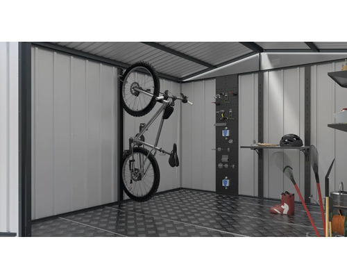 Interiör av ett trädgårdsskjul med cykelupphängning, verktygsvägg och hyllor