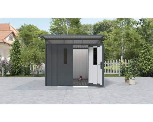 Metallförråd med öppen dörr i trädgården