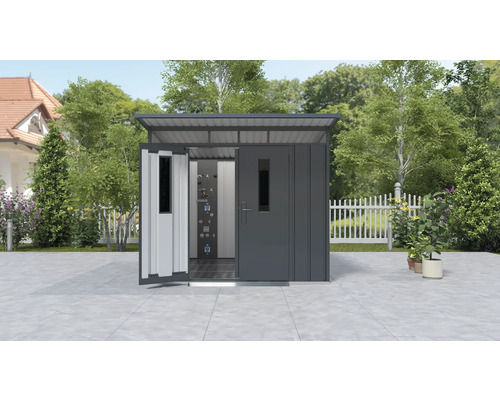 Metallförråd med delvis öppna dörrar utomhus.