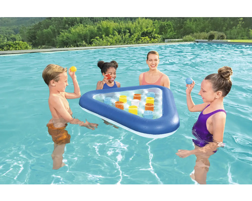 Scen i poolen med en familj som använder en uppblåsbar flytande dryckeshållare.