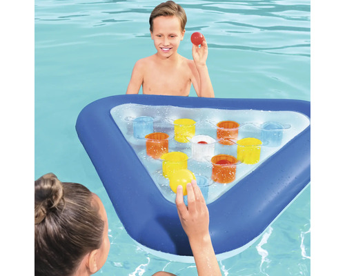 Barn leker med ett uppblåsbart spelbord i poolen med ett bollkastningsspel
