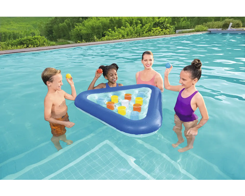 Scen med familj och triangelformad, uppblåsbar dryckeshållare i poolen