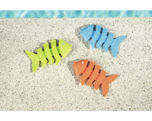 Tre färgglada fiskben som dekoration vid poolkanten