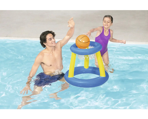 Man och barn leker med en basketkorg i poolen.