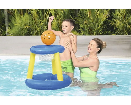Uppblåsbar basketkorg i poolen med barn och vuxen