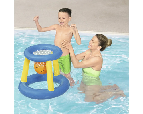 Mamma och barn leker med en uppblåsbar basketkorg i poolen