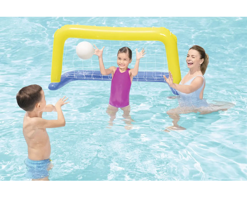 Scen med barn och en kvinna som leker i en pool med ett uppblåsbart vattenpolomål.