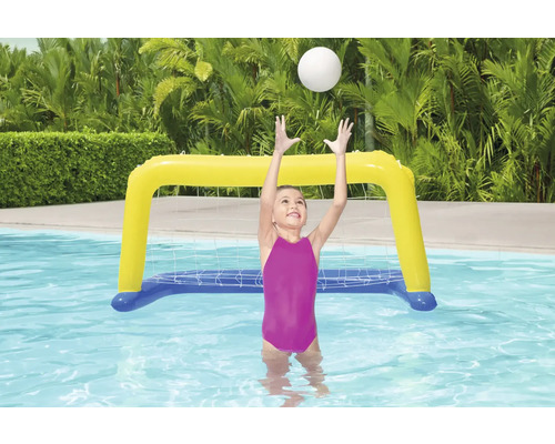 Flicka leker med uppblåsbart vattenmål i poolen