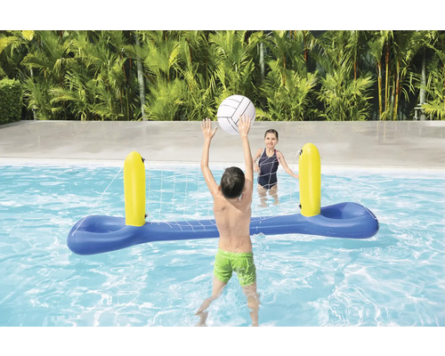 Barn leker med ett uppblåsbart volleybollnät i poolen.