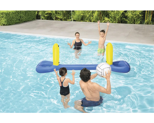 Familj spelar med ett uppblåsbart volleybollnät i poolen