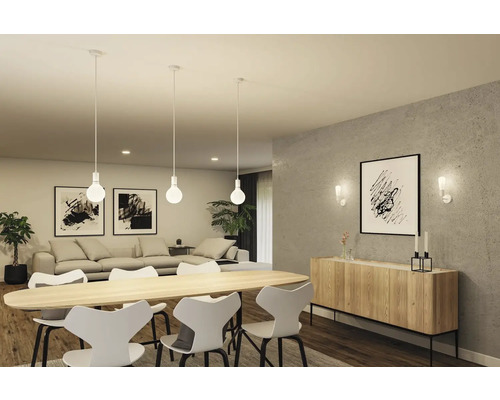 Modern matsal med matbord, stolar, pendellampor och skänk