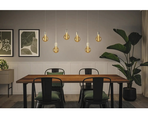 Matsal med träbord, stolar och hänglampor