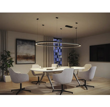 Konferensrum med ovalt bord, kontorsstolar och oval LED-pendelarmatur