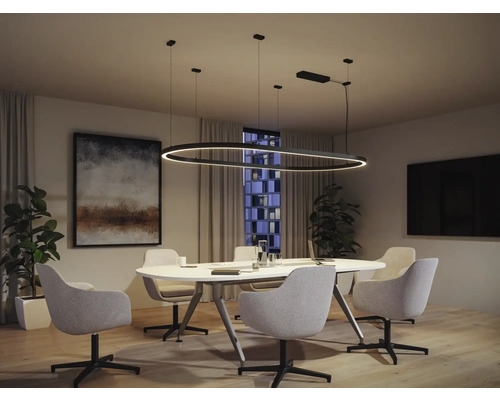 Konferensrum med ovalt bord, kontorsstolar och oval LED-pendellampa