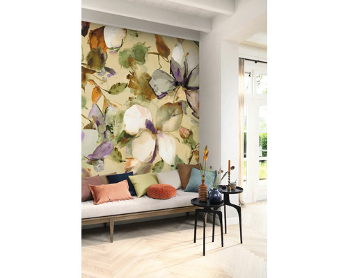 Vardagsrum med blommig fototapet, soffa och sidobord