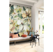 Vardagsrum med blommönstrad tapet, soffa och sidobord