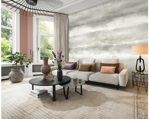 Vardagsrum med soffa, soffbord och mönstrad tapet för en stilfull atmosfär