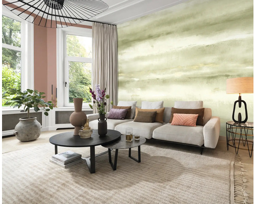 Vardagsrum med soffa, soffbord, matta och väggbeklädnad för en stilfull inredning