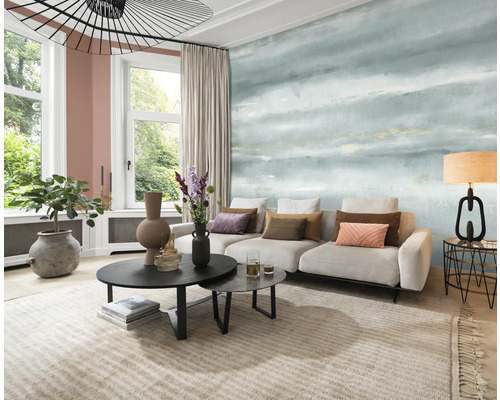 Vardagsrum med soffa, soffbord och väggmålning i modern design