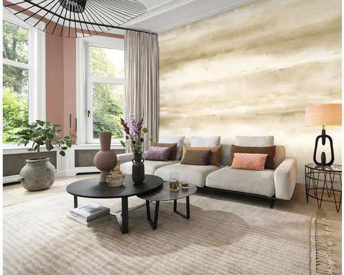 Vardagsrum med mönstrad tapet, soffa och soffbord